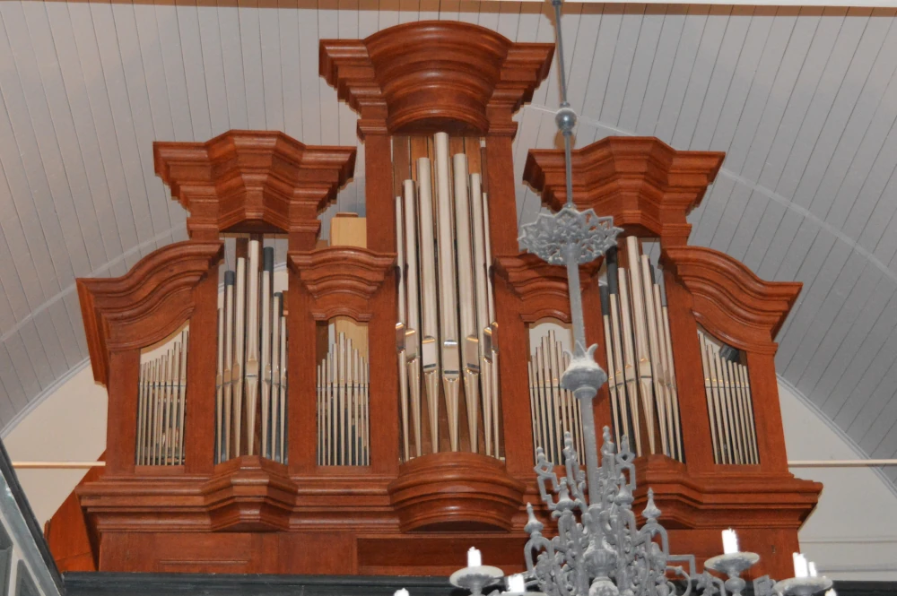 Orgelprospekt in der Kirche Holzhausen (nach der Restaurierung)